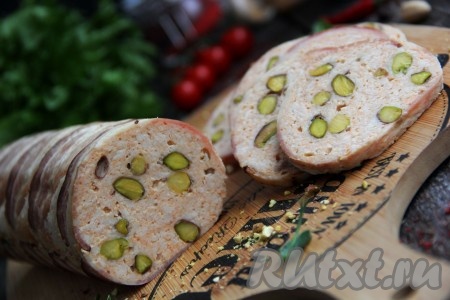 Рулет, приготовленный из куриного фарша в беконе, получился очень вкусным и нежным, он станет прекрасной альтернативой покупной колбасе.