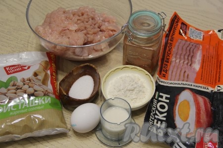 Подготовить продукты для приготовления рулета из куриного фарша в беконе в духовке. Куриный фарш можно купить готовый, а можно перекрутить куриное мясо через мясорубку.
