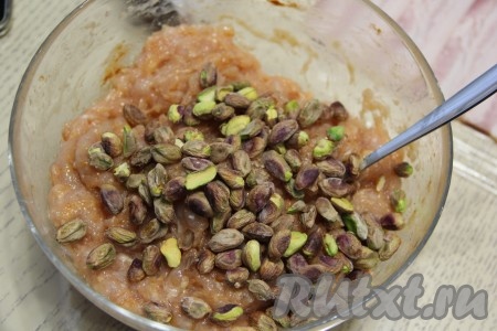 Если будете добавлять фисташки, то всыпьте орехи в фарш и перемешайте.