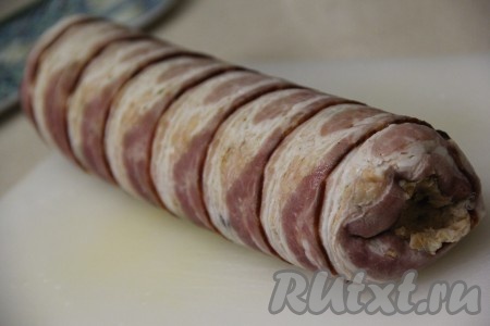 Запекать рулет из куриного фарша в беконе в разогретой духовке при температуре 200 градусов 40 минут. Затем остудить в фольге и оставить на ночь в холодильнике. Рулет нужно обязательно хорошо остудить, тогда он прекрасно нарежется на тонкие ломтики. С готового рулета снять фольгу.