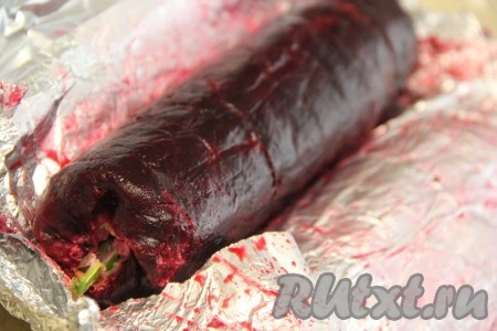 Завернуть рулет в пищевую плёнку (или в фольгу) и убрать в холодильник на пару часов.