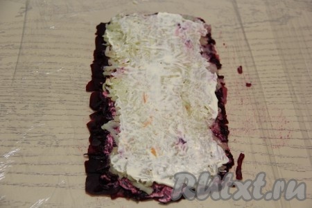 Следующим слоем выложить натёртую картошку, присолить и смазать майонезом. 