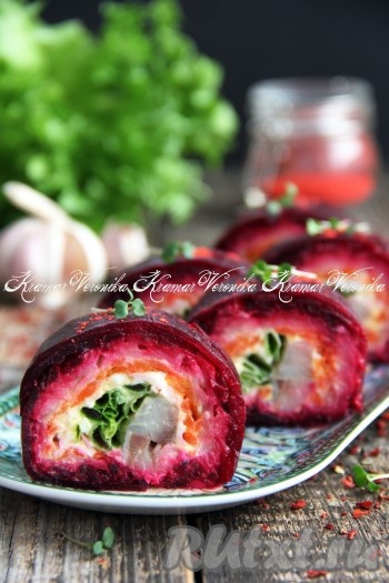 Затем рулет освободить от пищевой плёнки (или фольги), нарезать острым ножом на кусочки, переложить на тарелку и можно нежные, вкусные, очень красивые роллы "Селёдка под шубой" подавать к столу. Посмотрите, как хороши эти роллы в разрезе! Готовится такая закуска достаточно просто, из вполне доступных продуктов, без нори, а получается отличной и внешне, и на вкус!