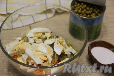 Яйца нарезать не мелко и выложить в миску с салатом.