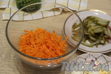 Натереть свежую морковку на средней тёрке и выложить к копчёному куриному мясу.