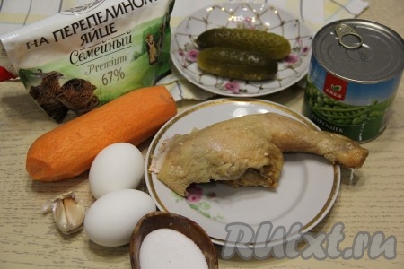 Подготовить продукты для приготовления салата с копчёной курицей и консервированным горошком. Свежую морковь очистить от кожуры. Яйца сварить вкрутую (варим после начала кипения воды 8-10 минут), остудить их, а затем полностью очистить. 