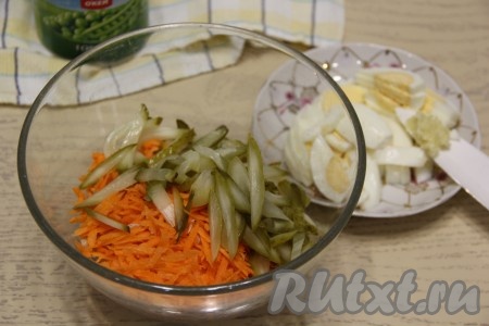 Сюда же добавить и маринованные огурчики, нарезанные на длинные брусочки.