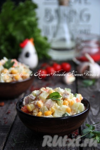 Салат с кукурузой, копчёной курицей и огурцом