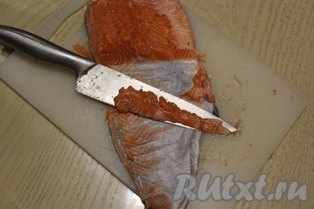 Также поступаем со вторым филе. Если попадаются ещё косточки, то лучше их сразу удалить.