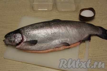 Если радужная форель не потрошёная, то следует её выпотрошить, удалив все внутренности, затем тщательно промыть под проточной водой и обсушить бумажным полотенцем. Подготовить лоточки или контейнеры для засолки рыбы.