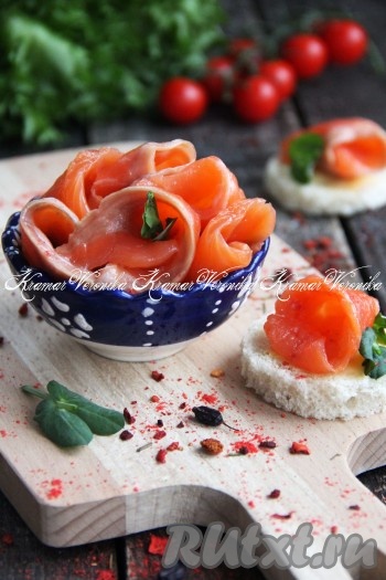 Через пять часов можно кушать вкусную, очень нежную слабосолёную радужную форель. Такая рыбка идеально подходит для приготовления бутербродов, салатов и закусок. Я один контейнер оставила в холодильнике, а второй убрала в морозилку. Когда понадобится, я просто его разморожу и буду кушать слабосолёную красную рыбку, приготовленную в домашних условиях.