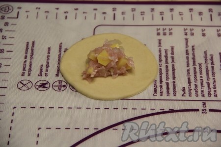 Теперь приступаем к формированию мантов, для этого на каждый кружочек теста нужно выложить, примерно, 1 столовую ложку начинки из фарша и картошки.
