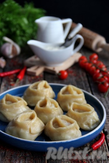 Подать вкусные, сочные манты с фаршем и картошкой, приготовленные в мантоварке, к столу с любимым соусом, сметанкой или просто, посыпав молотым перцем.