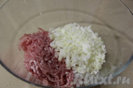 Для приготовления начинки пропустить через мясорубку кусочки мяса (я использовала мякоть свинины). Лук почистить, мелко нарезать и переложить его к фаршу.