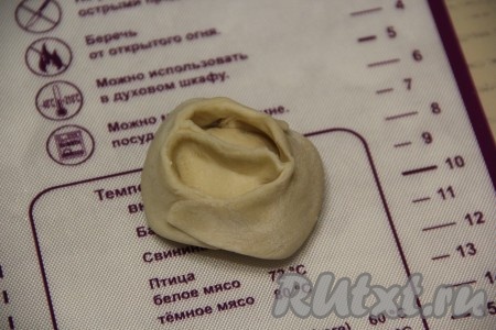 Завернуть скреплённые края, придавая форму манта. Таким образом сформировать все манты (у меня получилось 50 штук).