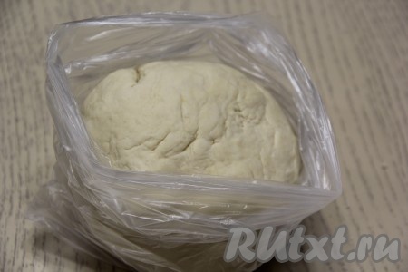 Когда тесто сложно будет перемешивать ложкой, продолжить замешивать руками. Тесто для мантов должно получиться нежным, мягким, не липнущим к рукам. Поместить его в пакет и оставить отдохнуть на час при комнатной температуре.