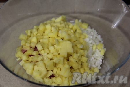 Картошку почистить, нарезать на мелкие кубики, переложить к фаршу с луком, посолить, сдобрить специями по вкусу, перемешивая, влить 50-70 мл воды. Добавляя воду, ориентируйтесь на консистенцию, картофельно-мясная начинка для мантов должна получиться не густой.