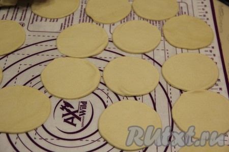 "Отдохнувшее" тесто на припылённой мукой поверхности раскатать скалкой в пласт (очень тонко раскатывать не нужно) и вырезать кружочки диаметром около 10 см.