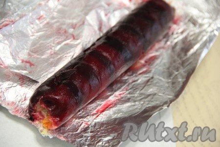 Затем рулеты развернуть, нарезать острым ножом на кусочки - это и будут наши роллы.