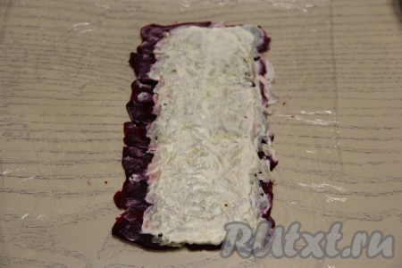 Слегка посолить картофельный слой и смазать немного майонезом. Сильно промазывать майонезом слои не нужно, чтобы роллы не потекли. Но и если совсем мало смазывать майонезом, то роллы не пропитаются.