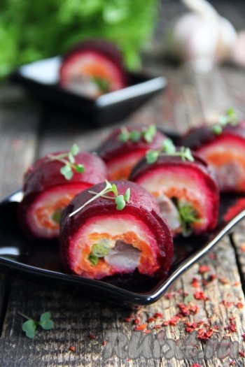 Роллы по-русски с селёдкой и картошкой подавать к столу в качестве холодной закуски. Смотрятся они очень аппетитно и празднично!