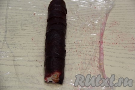 Завернуть начинку в плотный ролл, начиная с края с селёдкой и помогая при этом себе пищевой плёнкой. Затем завернуть ролл в фольгу и убрать в холодильник на пару часов. Аналогично сформировать второй ролл из оставшихся ингредиентов.