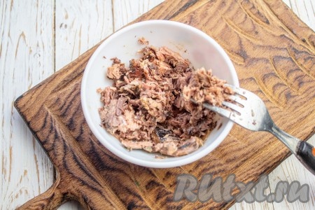 С тунца слейте большую часть сока, саму рыбу разомните вилкой.