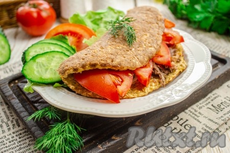 Овсяноблин с тунцом подавайте к столу со свежими овощами и зеленью. Очень вкусный и полезный завтрак вам гарантирован!