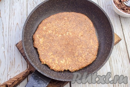 Лучше иметь в арсенале хорошую сковороду с каменным или антипригарным покрытием, так как жарить блин желательно без масла. Если вы не уверены в качестве своей сковороды, то смажьте её маслом. Сковороду хорошо нагрейте (лучше всего взять сковороду диаметром 22-24 см), вылейте овсяную массу. Тесто получается густым, поэтому оно будет выливаться достаточно медленно, тыльной стороной ложки его можно растянуть по сковороде. Обжаривайте овсяноблин с одной стороны 3-4 минуты, накрыв крышкой, при небольшом нагреве. Переверните блин и жарьте ещё 1-2 минуты с другой стороны тоже под крышкой.
