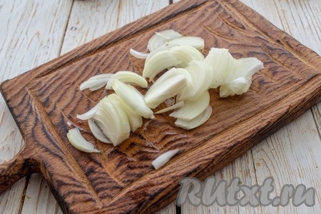 Лук очистите и нарежьте тонкими перьями.