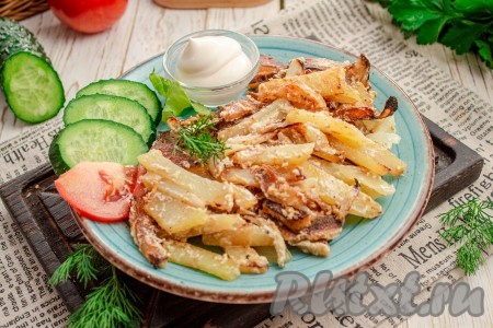 Жареную картошку со сметаной подавайте с пылу с жару, так как именно горячей она очень вкусна. А вот в остывшем виде жареный картофель сильно проигрывает во вкусе, даже если его вторично разогреть. Поэтому это блюдо следует готовить на один раз.