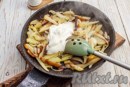 Добавьте сметану, перемешайте, доведите до кипения, затем убавьте нагрев до минимального и, накрыв крышкой, готовьте 10-12 минут. За это время можно один-два раза перемешать.