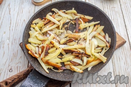 Картофель с луком посолите и поперчите по вкусу.