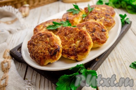 Сочные, аппетитные котлеты, приготовленные из куриного фарша с манкой, переложите со сковороды на блюдо и подавайте с любым гарниром.