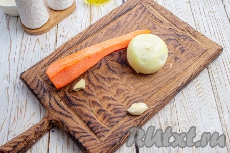 Лук, чеснок и морковку очистите и измельчите при помощи мясорубки, блендера или натрите на мелкой тёрке.