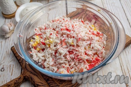 С крабовых палочек снимите плёнку и тоже натрите их на средней тёрке. Чтобы палочки легче натирались, они должны быть слегка подмороженными.