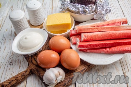 Подготовьте все необходимые ингредиенты для приготовления салата "Розовый фламинго" с крабовыми палочками. Свеклу для салата я всегда запекаю в духовке накануне, завернув плотно в фольгу, при температуре 180 градусов в течение 1 часа. В фольге же и полностью остужаю, а затем очищаю. Ингредиенты для этого салата можно нарезать тонкой соломкой, кубиками или натереть на тёрке. Я решила натереть на тёрке.