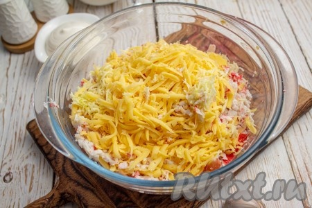 К яйцам и крабовым палочкам натрите сыр. Выберите для этого салата тот сыр, который вам нравится по вкусу. Натрите очищенные зубчики чеснока на мелкой тёрке (или пропустите через пресс) и тоже выложите в миску.