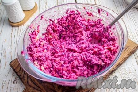 Перемешайте салат.