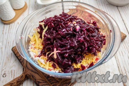 Свеклу тоже натрите на средней тёрке и переложите в миску к остальным ингредиентам.
