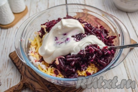 Добавьте майонез, соль и черный молотый перец по вкусу.