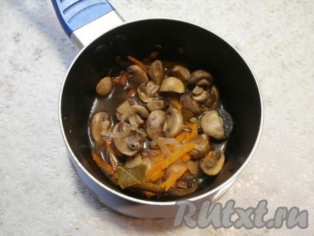 Поместить кастрюльку на небольшой огонь, перемешать и проварить минут 10-12, иногда перемешивая. За это время шампиньоны пустят достаточно сока, а овощи станут мягкими.
