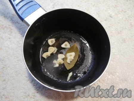 Лук, половину морковки и чеснок очистить. Шампиньоны заранее перебрать, срезать повреждённые места и промыть. Крупные шампиньоны разрезать на 2-4 части. В небольшую кастрюльку поместить чёрный перец горошком, нарезанный на пластины чеснок, лавровый лист, влить уксус и растительное масло, добавить соль и сахар.