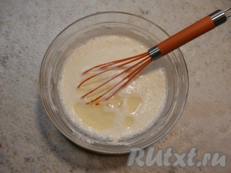Перемешать венчиком, замешивая блинное тесто, затем влить растительное масло и ещё раз перемешать. Тесто получается не слишком жидким, но и не густым.