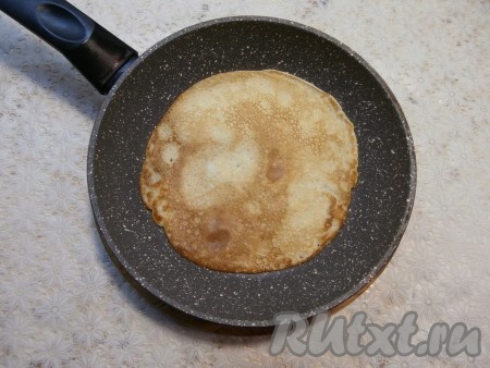 Перевернуть блин, жарить его до подрумянивания с другой стороны и переложить на тарелку. Таким образом, смазывая сковороду маслом по мере необходимости, пожарить все блины. У меня обычно получается 15-16 блинчиков.