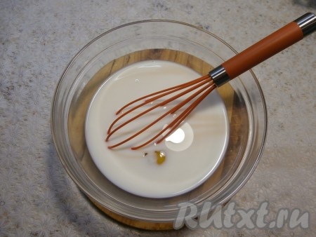 Вначале замесим блинное тесто, для этого нужно в глубокой миске тёплое молоко смешать с тёплой водой, добавить соль, сахар и сырое яйцо.