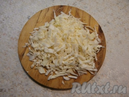 Теперь займёмся начинкой, для этого капусту нужно нашинковать, порубить немного ножом, чуть присолить, а затем помять руками.