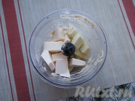 Яблоко, очищенное от кожуры и семечек, нарезать на части и переложить в чашу блендера, сюда же выложить нарезанный на кусочки плавленный сырок. Измельчить яблоко с сыром до однородности.