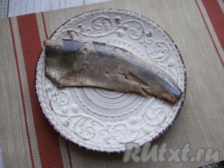 Заранее сварить яйца для приготовления форшмака (варить нужно после закипания воды минут 9-10), затем полностью их остудить и очистить. Достать сливочное масло, чтобы оно размягчилось при комнатной температуре. Маленькую луковицу очистить. Подготовить филе селёдки, если есть косточки, их нужно удалить.