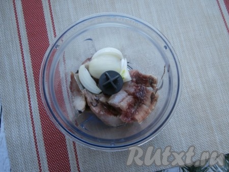 В чашу блендера выложить нарезанное филе селёдки, добавить разрезанный на части лук.